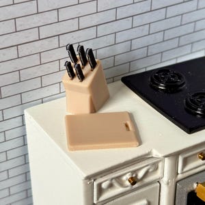 1:12 Scale Dollhouse Miniature 7PC Black Metal Knives Cutting Board Set W/Storage Box , 1/12 Dollhouse Kitchen Accessories Cooking Tools