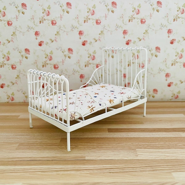 Maison de poupée miniature à l'échelle 1:12, cadre en métal, blanc avec matelas amovible, meubles de maison de poupée 1/12, chambre d'enfants, lit pour tout-petit