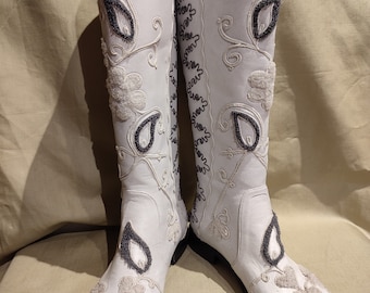 Botas de cuero blanco bordadas: hasta la rodilla, talla 7 EE. UU.