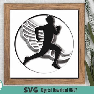 Puede incluir: Una impresión artística digital enmarcada que presenta una silueta negra de un corredor con un diseño de ala, sobre un fondo blanco. La obra de arte está en un marco de madera, con el texto "SVG Digital Download ONLY" en la parte inferior.