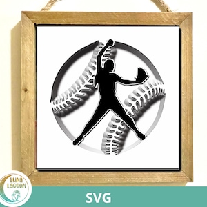 Puede incluir: Una impresión enmarcada con una silueta negra de un lanzador de béisbol en acción, sobre un diseño de béisbol. La obra de arte está en un marco de madera cuadrado, con una cuerda para colgar. La palabra "SVG" está en la parte inferior.