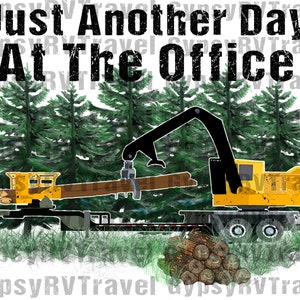 以下が含まれることがあります： 森の中に、大きなアームで丸太を持ち上げている黄色の木材運搬トラックがあります。トラックは丸太の山の前で停車しています。画像の上部には黒い文字で「Just Another Day At The Office」と書かれています。