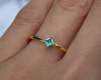 Dainty Small Emerald Ring-Emerald Princess Cut Ring, May Birthstone, Green Gemstone Ring, Layering Stackable , Gold Thin Ring, Square Ring