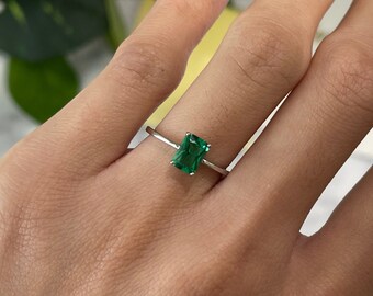 Emerald ring silver band deals