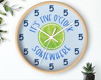 Il est cinq heures quelque part, horloge murale de bar, décoration murale homme des cavernes, horloge 5 heures, décoration de maison de lac, cadeau maison de plage, cadeau de retraite