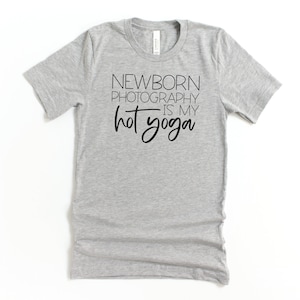 Peut inclure: T-shirt gris avec un texte noir qui dit "Newborn Photography is my hot yoga".