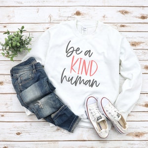 Wees een aardig menselijk sweatshirt, dames sweatshirt met ronde hals, inspirerend sweatshirt, wees vriendelijk shirt, cadeau voor leraar vriendelijkheid zaken shirt