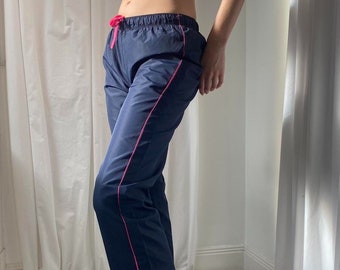 Vintage Y2K Sporty Navy Blue Shell Suit Tracksuit Bottoms Joggers with Pink Drawstring Waist and Pink Side Stripes Size M