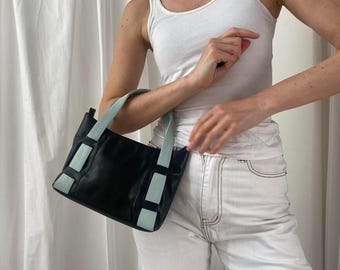 Bolso mini tote vintage Y2k de los años 90 de cuero negro con detalles de correa azul bebé