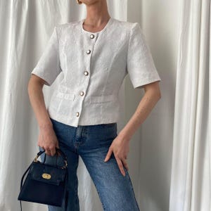 vintage 80s/90s White Short Sleeved Boxy Lady/Trophy Jacket Blazer in a Lightweight Floral Embossed Fabric UK 10