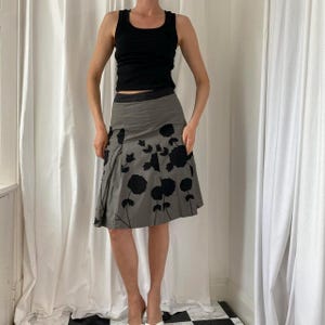 Vintage y2k 00s Grey Boho Pleated Midi Skirt with Black Floral Applique Embroidered Details UK 6/8