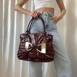 Vintage 90er Jahre Y2K dunkel weinrot rote Kunstleder große Handtasche Schultertasche mit geraffter Detail Silber Schnalle Hardware