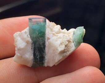 鉱山の岩石と組み合わせた、7.40 グラムの天然トルマリンの青色の標本