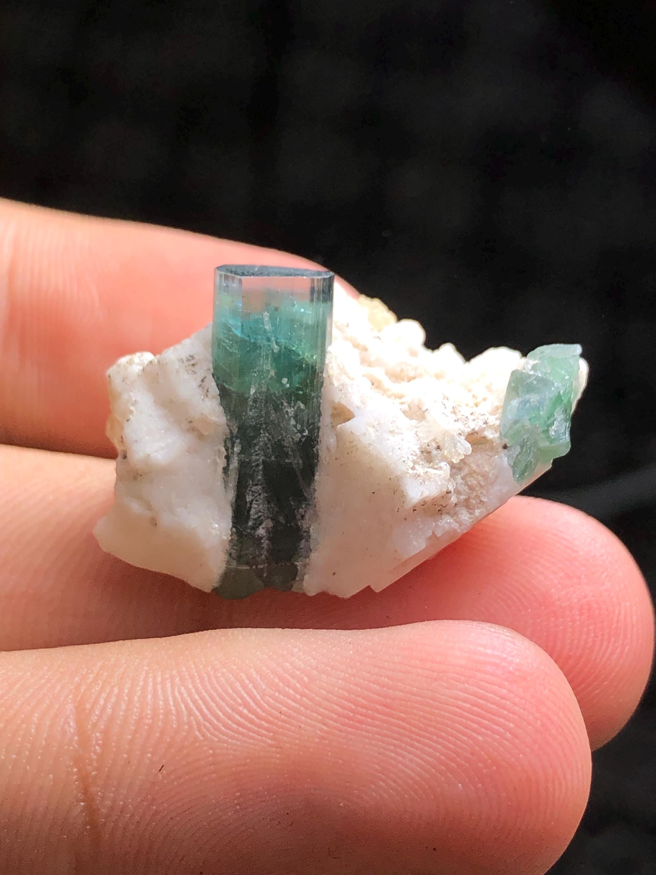 鉱山の岩石と組み合わせた、7.40 グラムの天然トルマリンの青色の標本