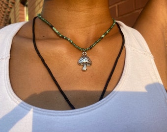 Collar con dije de hongo: joyería bohemia hecha a mano con cuentas