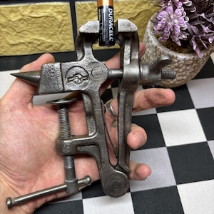 Vintage sovjetiskt multifunktionellt bänkklämskruvstäd med ministäd Sovjetunionen Metallbearbetningsverktyg – Samlarverktyg för industrijuvelerare Urmakare