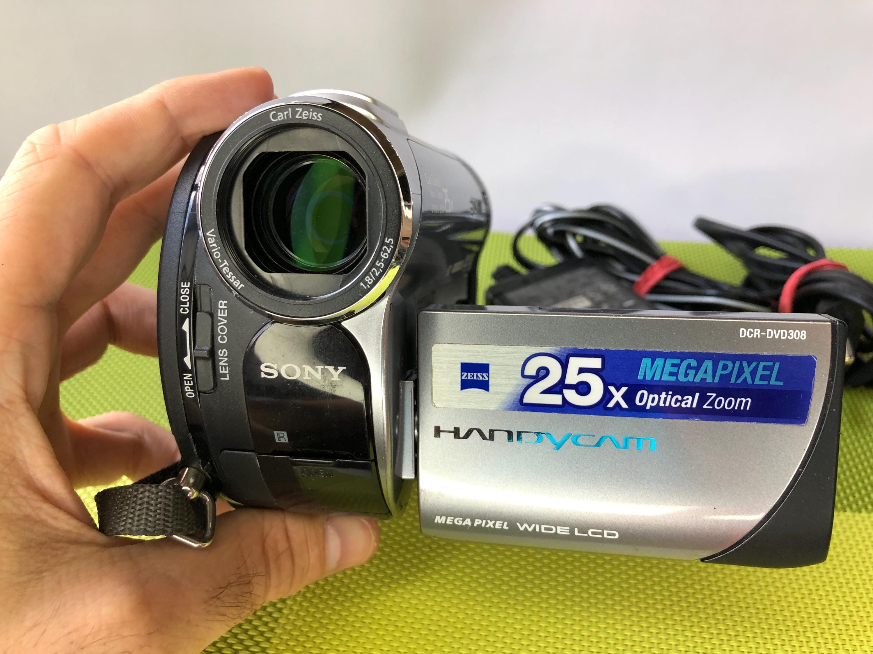 快調★SONY MINI DV TRV60 3.4-51mm ナイトショット搭載 Amazon.com : Sony Handycam DCR-TRV60 - Camcorder - 2.1 Mpix