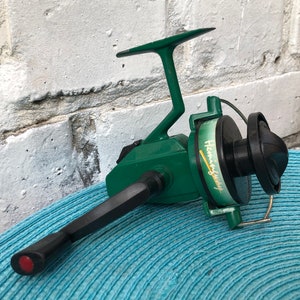 OUDE vismolen voor het spinnen, molen voor het vissen, werkend, volledig werkend, zeldzaam