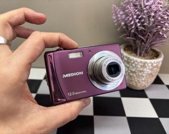 動作確認済みの希少なデジタルカメラ Medion 12MP – コンパクトコンパクトデジタルカメラ – 光学3倍ズーム – ビンテージスタイルの紫色のカメラ、ドイツ製