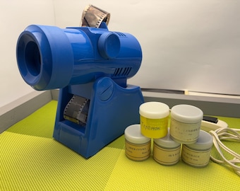 El legendario proyector de películas soviético en funcionamiento. Proyector de películas en funcionamiento poco común. Filmoscopio soviético. Tira de película para niños. Más 6 tiras de película como regalo.