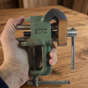 Vintage Sovjet bankschroef met aambeeld en klem, zeldzame kleine metalen tafelbankschroef uit de USSR, robuust werkplaatsgereedschap, industriële rustieke werkbankdecoratie