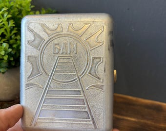 Vintage Sovjet metalen sigarettenetui BAM Railway Design | USSR aluminium kaarthouder | Retro visitekaartjesetui, reisportemonnee, verzamelobject