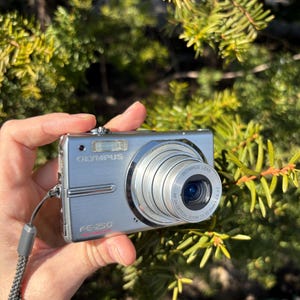 Puede incluir: Un letrero de madera rústica con el texto "Welcome to our home" en letras blancas. El letrero presenta un acabado envejecido y un diseño sencillo y acogedor, ideal para la entrada.