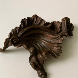 Cendrier antique décoratif en métal coulé soviétique, finition bronze, style rococo, art déco, cendrier en bois à motif de feuille, style chic URSS
