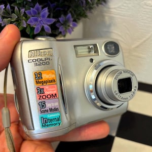 Appareil photo très populaire, fonctionnel, cool, appareil photo numérique Nikon, Nikon Coolpix 3200 Silver, appareil photo, pour débutants et professionnels, compact