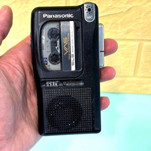 Recorder Panasonic RN-502, Funktionierender Mikrokassetten-Tonbandrekorder Panasonic, eingebauter Lautsprecher und Mikrofon, Bandzähler, selten