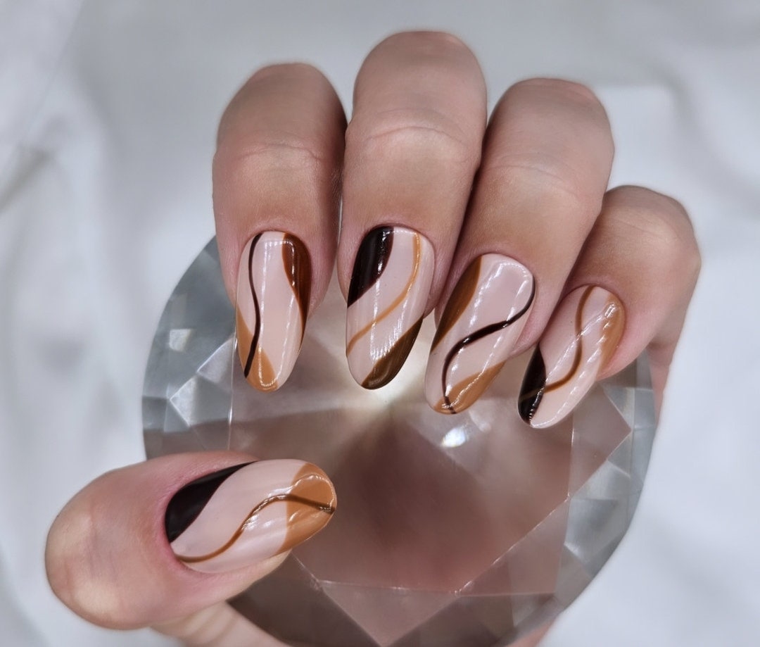 Caramel Swirl Nail Art