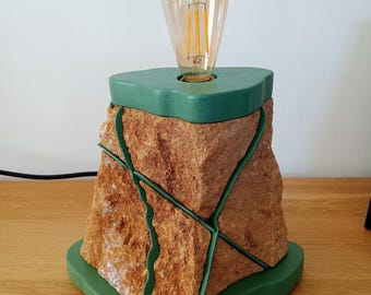 Handgemaakte lamp van verguld steen en groen geverfd hout. Sfeerverlichting, bedlamp, tafellamp, bureaulamp, woonkamerlamp.