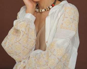 Blusa tradicional ucraniana vyshyvanka color marfil. Blusa bordada estilo rumano. Blusa hardanger. Disponible.