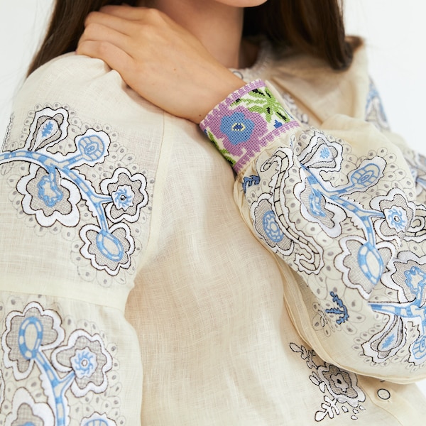 Cálida blusa campesina color marfil con flores bordadas. Diseñador ucraniano moderno vyshyvanka. Hecho en Ucrania