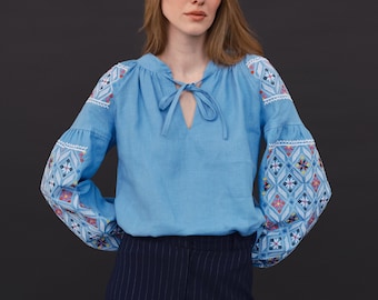 Blaue traditionelle Vyshyvanka-Bluse aus Leinen für Frauen mit Quasten