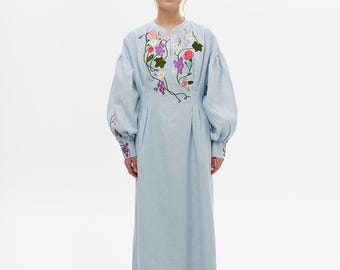 Blaues besticktes Leinenkleid aus der Ukraine mit Bischofsärmeln - Cottagecore Boho Maxikleid für Hochzeit oder Brautjungfer - Gratis passender Taillenschal