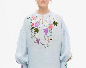 Broderad linneblus – Ukrainsk Vyshyvanka “Rosor och druvor” – Puderblå färg – Boho folktopp – Present till henne – Handgjord skjorta