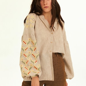 Haut paysan ukrainien en lin non teint avec broderie florale traditionnelle. Vyshyvanka moderne pour femme