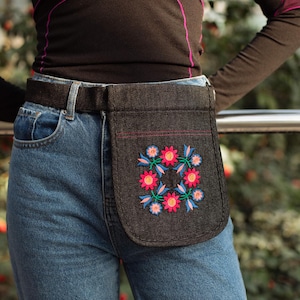 Jeans bestickte Handytasche fürs iPhone. Florale Gürteltasche. Boho Gürteltasche. Ukrainische Zubehörtaschentasche. Schwarz und dunkelblau