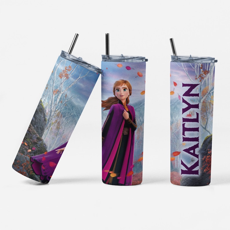 Puede incluir: Tres vasos aislados de acero inoxidable con un dise&ntilde;o de Frozen. Cada vaso tiene una pajita y una tapa. Uno de los vasos tiene el nombre "Kaitlyn" impreso verticalmente. El dise&ntilde;o presenta a Anna con una capa morada.