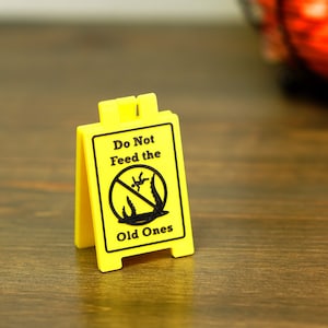 Letrero de escritorio Do Not Feed Cthulhu - Novedad Old One Mini letrero de piso mojado