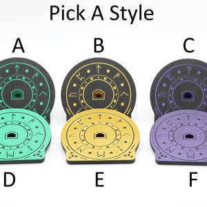 K&ouml;nnte beinhalten: Sechs verschiedene Stile von runden, schwarzen, Schaumstoff-W&uuml;rfeltabletts mit einem kreisf&ouml;rmigen Design in der Mitte. Die Designs sind in Gr&uuml;n, Gold und Lila. Der Text "Pick A Style" befindet sich oben im Bild. Die Buchstaben A bis F befinden sich unter jedem Tablett.