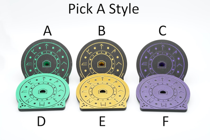 K&ouml;nnte beinhalten: Sechs verschiedene Stile von runden, schwarzen, Schaumstoff-W&uuml;rfeltabletts mit einem kreisf&ouml;rmigen Design in der Mitte. Die Designs sind in Gr&uuml;n, Gold und Lila. Der Text "Pick A Style" befindet sich oben im Bild. Die Buchstaben A bis F befinden sich unter jedem Tablett.