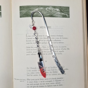 Cute bookmark, custom bookmark, metal bookmark, bookmark, marque-pages, couteau, thriller, policier, corail rouge, bijou, handmade, gift. image 1