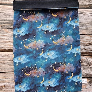 Moon and stars book sleeve in cotton, lined with black cotton flannel. Celestial book sleeve, starry sky. Cozy fantasy reader gift