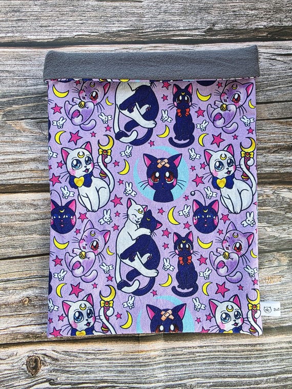 Pochette livre chats lunaires en coton et doublée en flanelle de coton. Book sleeve cute cat kawaii.Cadeau pour lectrice de fantasy et manga