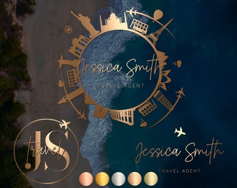 Może przedstawiać: Projekt logo dla agentki podróży o imieniu Jessica Smith. Logo przedstawia okrąg z mapą świata wykonaną ze złotych ikon, w tym Wieży Eiffla, Tadź Mahal i Statui Wolności. Tekst "Jessica Smith Travel Agent" jest napisany złotą czcionką. Jest też mniejsze logo z inicjałami "JS" w kółku z napisem "Travel" pod spodem.