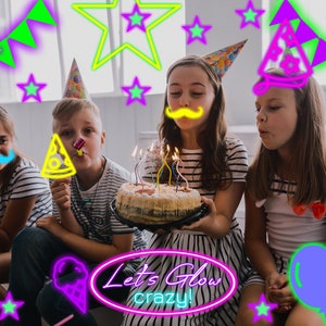 Puede incluir: Cuatro ni&ntilde;os celebran un cumplea&ntilde;os con un pastel, velas y decoraciones de ne&oacute;n que brillan en la oscuridad. Las decoraciones incluyen estrellas, globos y un cartel que dice "Let's Glow Crazy!"