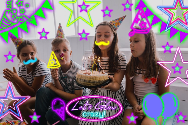 Puede incluir: Cuatro ni&ntilde;os celebran un cumplea&ntilde;os con un pastel, velas y decoraciones de ne&oacute;n que brillan en la oscuridad. Las decoraciones incluyen estrellas, globos y un cartel que dice "Let's Glow Crazy!"