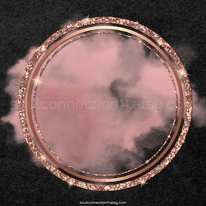Puede incluir: Un marco circular de purpurina dorada rosa con un doble borde sobre un fondo negro. El interior del marco está relleno con una suave acuarela rosa.